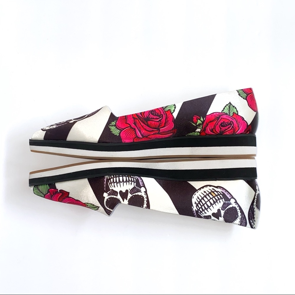 Taylor says Tayquila black white stripe skull red roses flower pointed toe flats - Picture 4 of 11